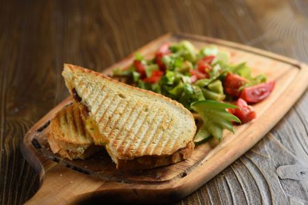 Etli 3 hili peýnirli sandwiç