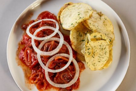 Kakmach with tomato.